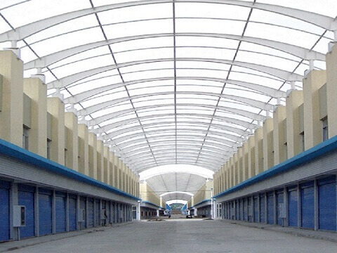Arc shaped roofing in commercial building